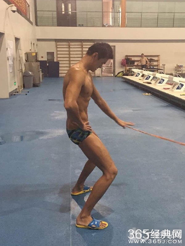 孙杨微博晒腹肌，尺度太大不敢看