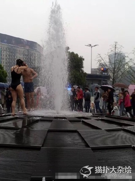 武汉年轻男女竟在闹市喷泉下洗澡 围观市民觉得不雅
