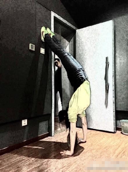 刘亦菲练功玩倒立身材修长_想发疯时就发疯_365经典网