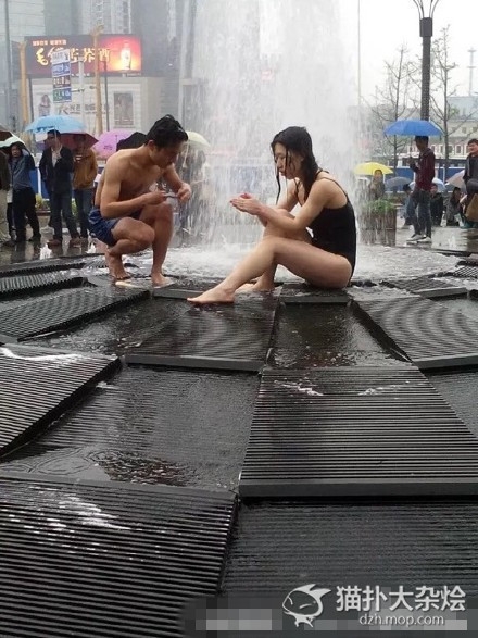 武汉年轻男女竟在闹市喷泉下洗澡 围观市民觉得不雅