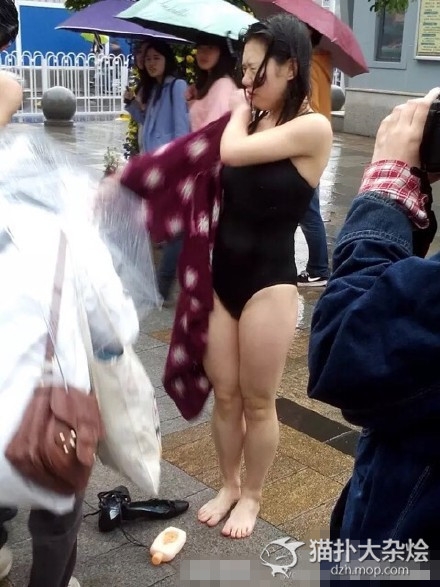 武汉年轻男女竟在闹市喷泉下洗澡 围观市民觉得不雅