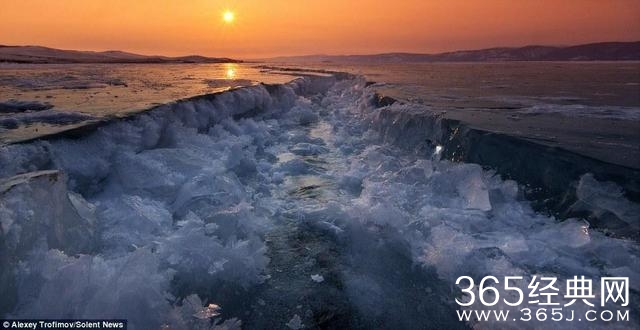 摄影师拍到贝加尔湖冰层崩裂瞬间 绵延数百米