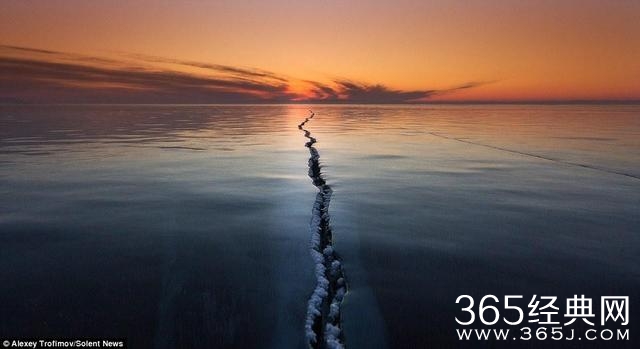 摄影师拍到贝加尔湖冰层崩裂瞬间 绵延数百米