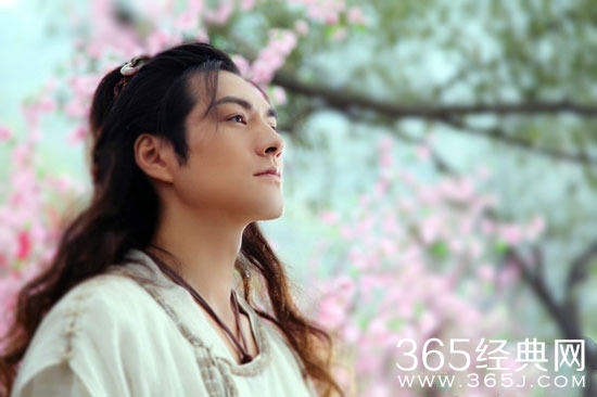 《新萧十一郎》曝最新剧照 “剪胸妲己”裸肩出浴