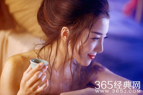 《新萧十一郎》曝最新剧照 “剪胸妲己”裸肩出浴