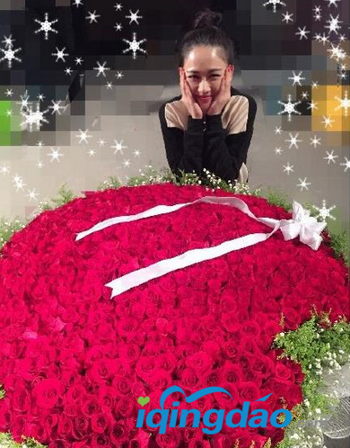 陈乔恩疑有新恋情 陈乔恩微博晒巨大玫瑰花束陈乔恩被求婚了吗