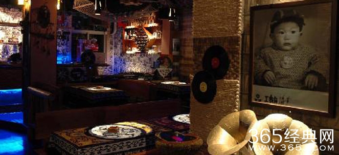 女子玩手机睡着 凌晨三点被锁咖啡厅