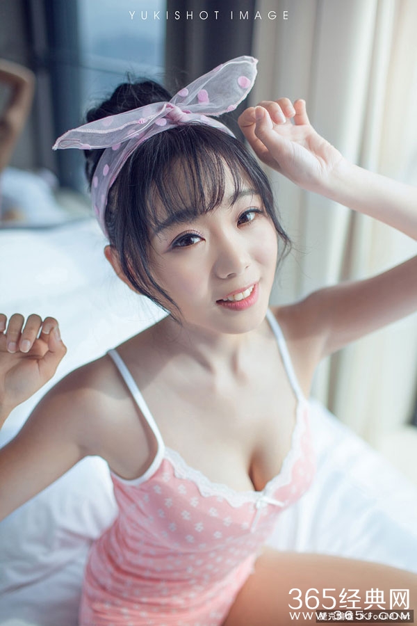 皮肤白皙可爱美少女空灵惑小灵私房照