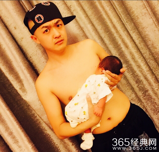 包贝尔愚人节发微博给饺子喂奶_反被女儿饺子咬到面部狰狞_365经典网