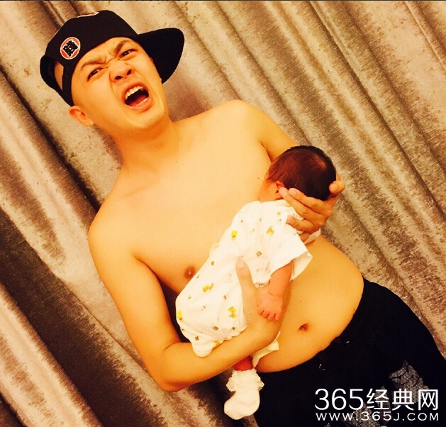 包贝尔愚人节发微博给饺子喂奶_反被女儿饺子咬到面部狰狞_365经典网