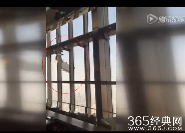 海摩天大楼外吊篮失控不断撞向大楼现场视频在线观看：吊篮为什么会失控，有人员伤亡吗？