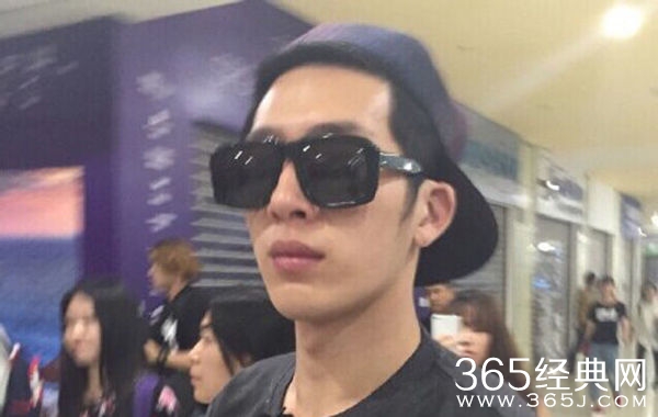 《花儿与少年2》姐弟团抵达伦敦 杨洋插足“正经夫妇”