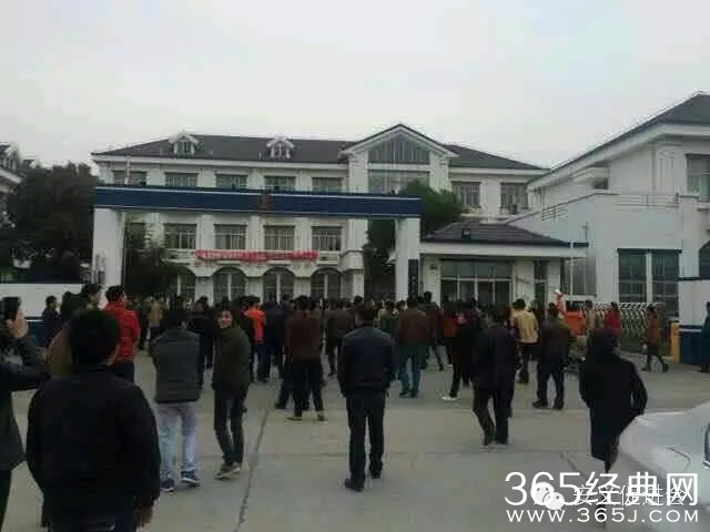 上海200余人围堵派出所 打砸警车