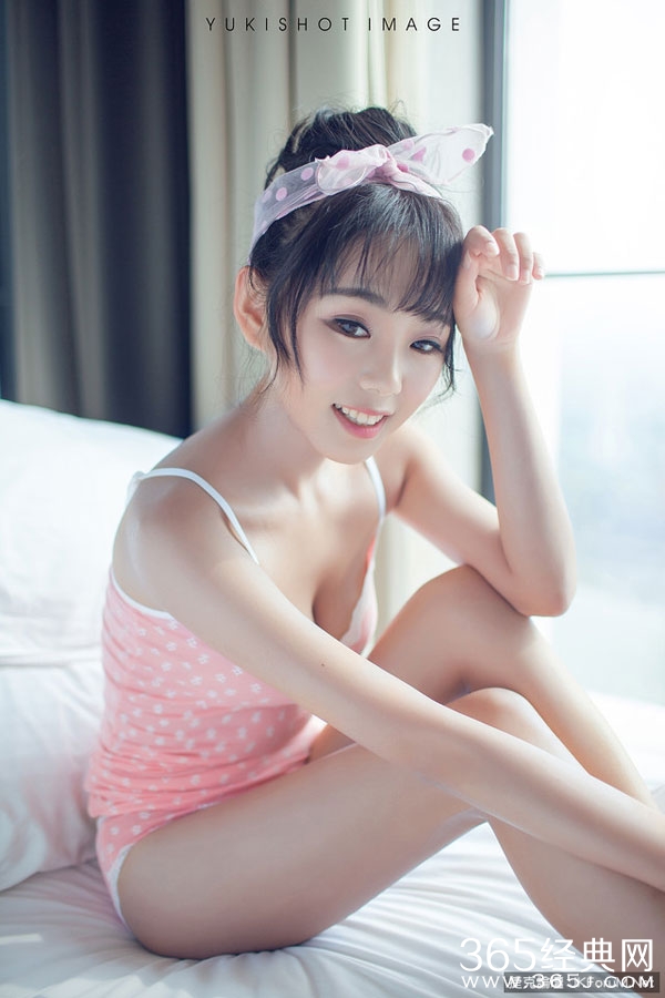 皮肤白皙可爱美少女空灵惑小灵私房照