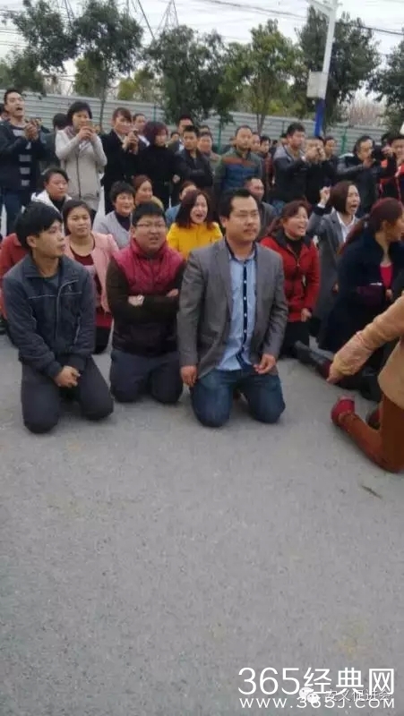 上海200余人围堵派出所 打砸警车