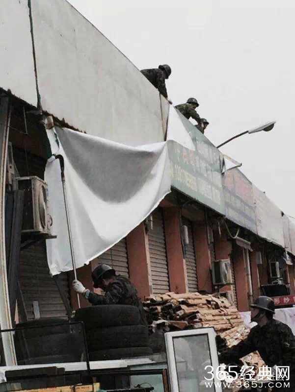 上海200余人围堵派出所 打砸警车