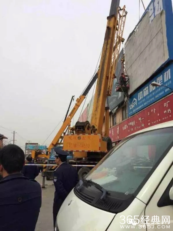 上海200余人围堵派出所 打砸警车