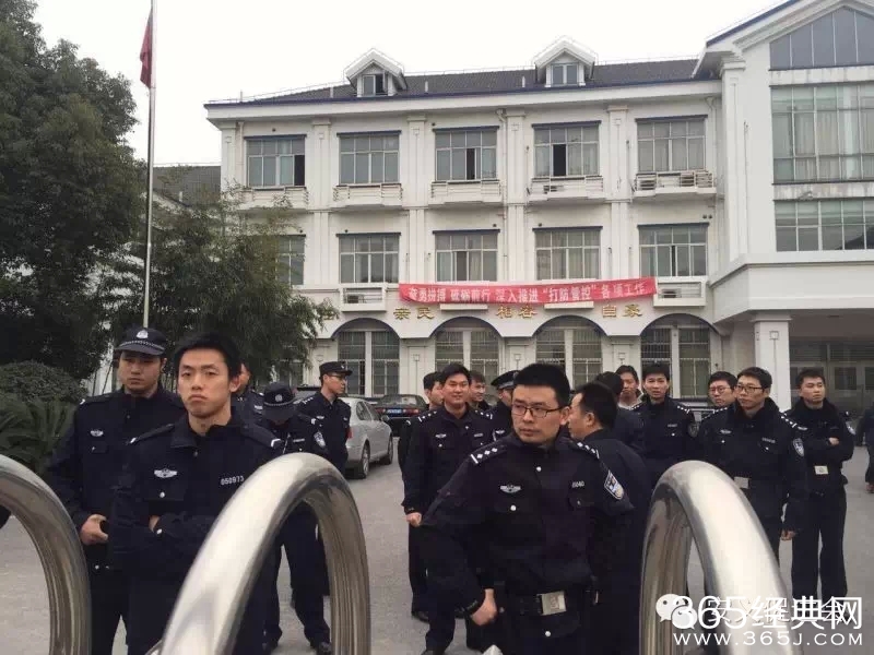 上海200余人围堵派出所 打砸警车