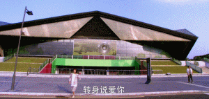 电视剧电影神坠落剧情镜头 网友：牛顿哭晕在厕所