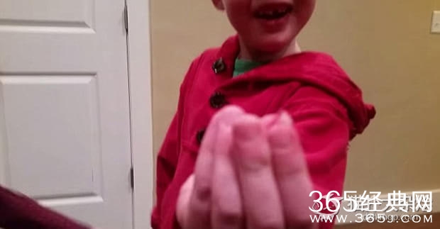 美国父亲驾极品跑车给儿子拔牙 视频火爆网络