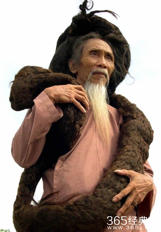 世界上头发最长的人：长6.8米 重9公斤