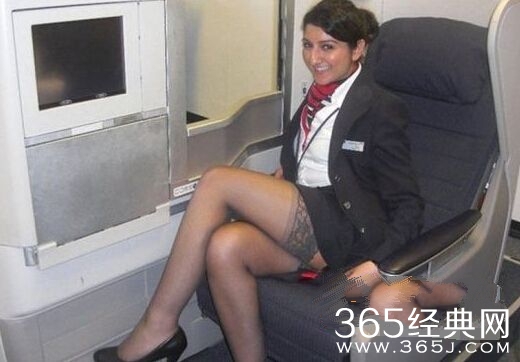 波兰空姐不雅照掀裙底露内裤 俄罗斯空姐与飞行员色情表演引震惊