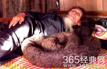 世界上头发最长的人：长6.8米 重9公斤