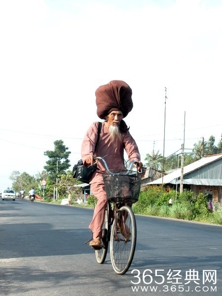 世界上头发最长的人：长6.8米 重9公斤