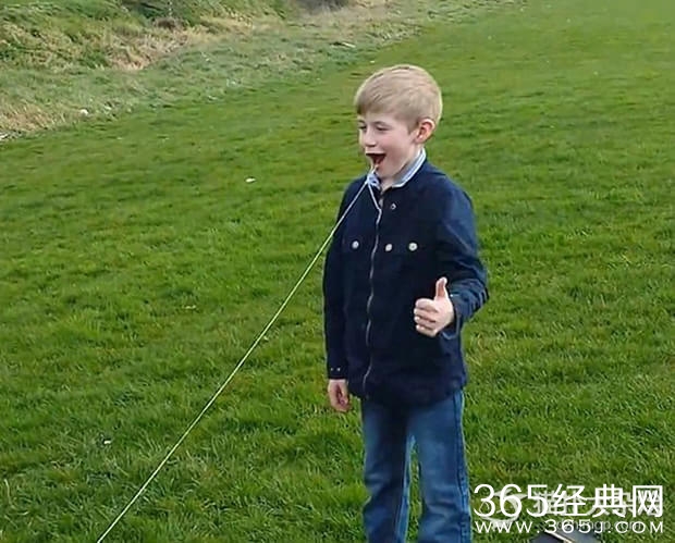 美国父亲驾极品跑车给儿子拔牙 视频火爆网络