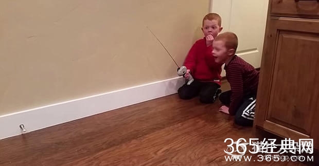 美国父亲驾极品跑车给儿子拔牙 视频火爆网络