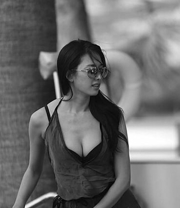 林志玲录花样姐姐现身露天泳池_秀傲人事业线_365经典网