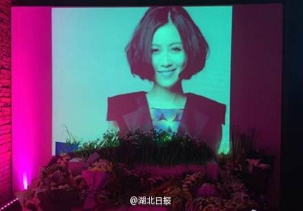 姚贝娜追思会在京举行 冯小刚陈楚生含泪悼念姚贝娜去世77天