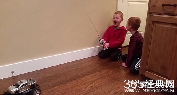 美国父亲驾极品跑车给儿子拔牙 视频火爆网络