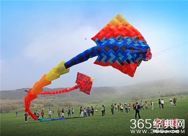 世界最长风筝亮相重庆 因航班经过只飞了3000米