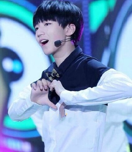 王俊凯机场发火是怎么回事  王俊凯机场发火现场视频及真相揭秘