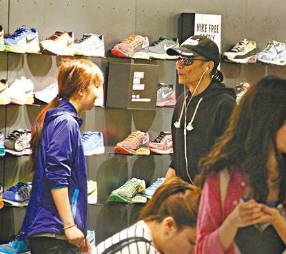 79岁谢贤低调逛街有风度 频逗女店员心情大好