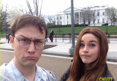 《斯诺登档案》曝光新片场照 “囧瑟夫”激吻伍德蕾 什么时候上映？