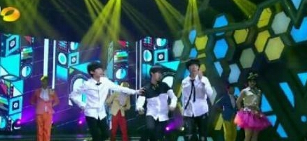 王俊凯和易烊千玺不和是怎么回事 易烊千玺推王俊凯摔倒真相揭秘