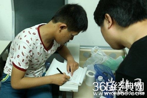 初二男生喝同班女生递来矿泉水后变哑巴