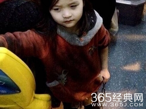 女孩手拿铁链乘公交