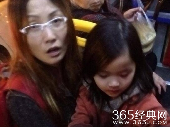 女孩手拿铁链乘公交