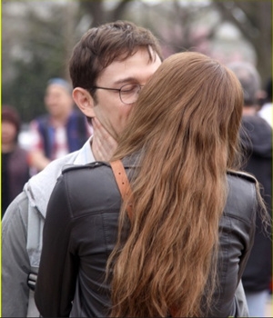 《斯诺登档案》曝光新片场照 “囧瑟夫”激吻伍德蕾 什么时候上映？