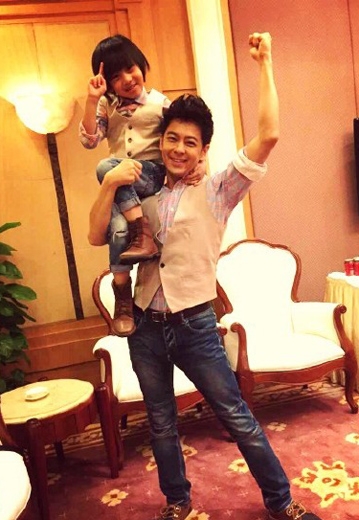 Kimi坐林志颖肩头卖萌