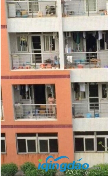 高校男生在阳台全裸对女生宿舍方向自慰 自慰男个人资料照片曝光