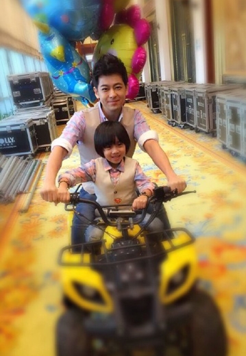 Kimi坐林志颖肩头卖萌