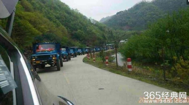 雷华勇个人资料及父母是做什么的  雷华勇大卡车婚礼车队引围观