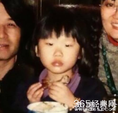 56岁毕福剑昔日全家福曝光 前妻露脸 