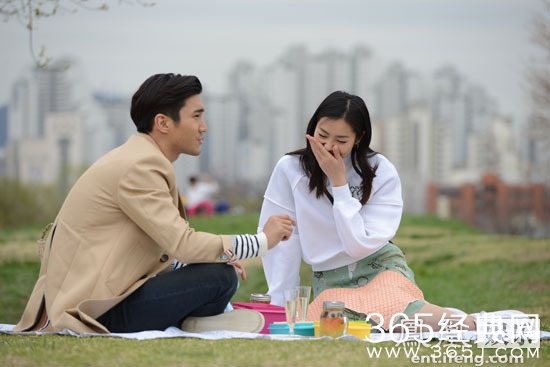 《我们相爱吧》“高海拔夫妇”刘雯崔始源樱花下野餐漫步组图