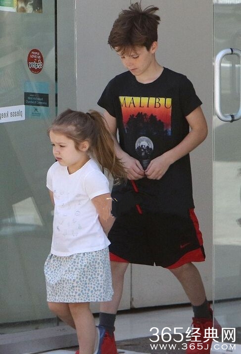 小贝女儿小七是什么星座的 小七有几个兄弟姐们比哥哥小几岁