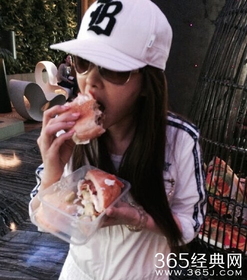 导演不易做！46岁伊能静片场啃面包睡长椅